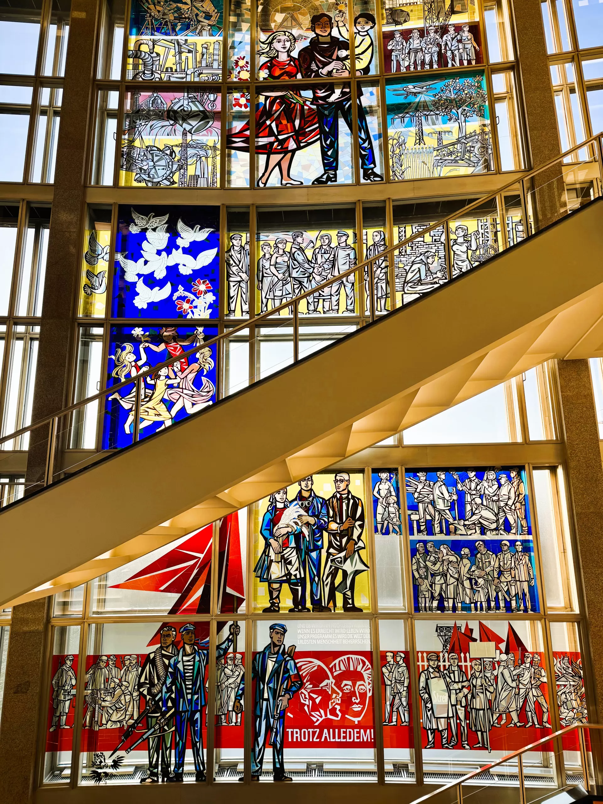 ESMT-Treppenaufgang, Glasfenstergestaltung von Walter Womacka