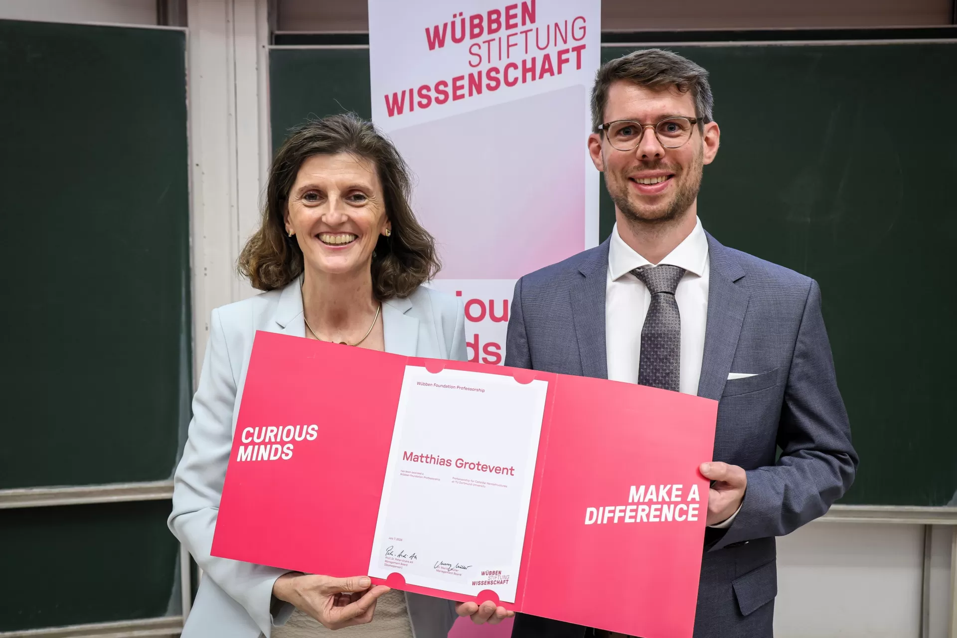 Urkundenübergabe Matthias Grotevent
