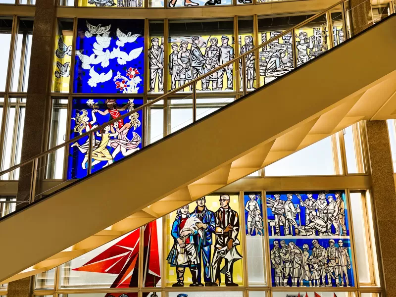 ESMT-Treppenaufgang, Glasfenstergestaltung von Walter Womacka